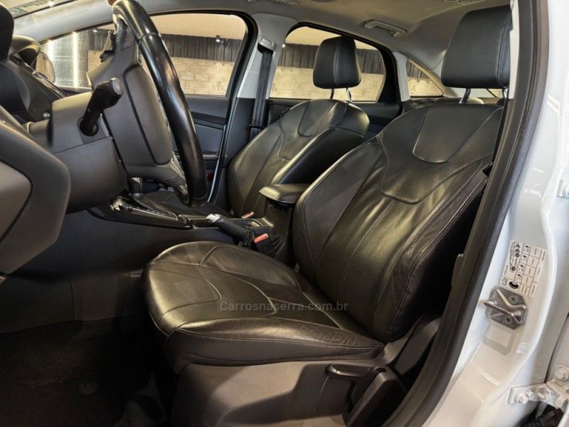 FORD FOCUS 2.0 TITANIUM PLUS FASTBACK 16V 2016/2017 GRIFFCAR MULTIMARCAS DOIS IRMÃOS / Carros no Vale FORD FOCUS 2.0 TITANIUM PLUS FASTBACK 16V 2016/2017 GRIFFCAR MULTIMARCAS DOIS IRMÃOS / Carros no Vale