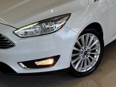 FORD FOCUS 2.0 TITANIUM PLUS FASTBACK 16V 2016/2017 GRIFFCAR MULTIMARCAS DOIS IRMÃOS / Carros no Vale