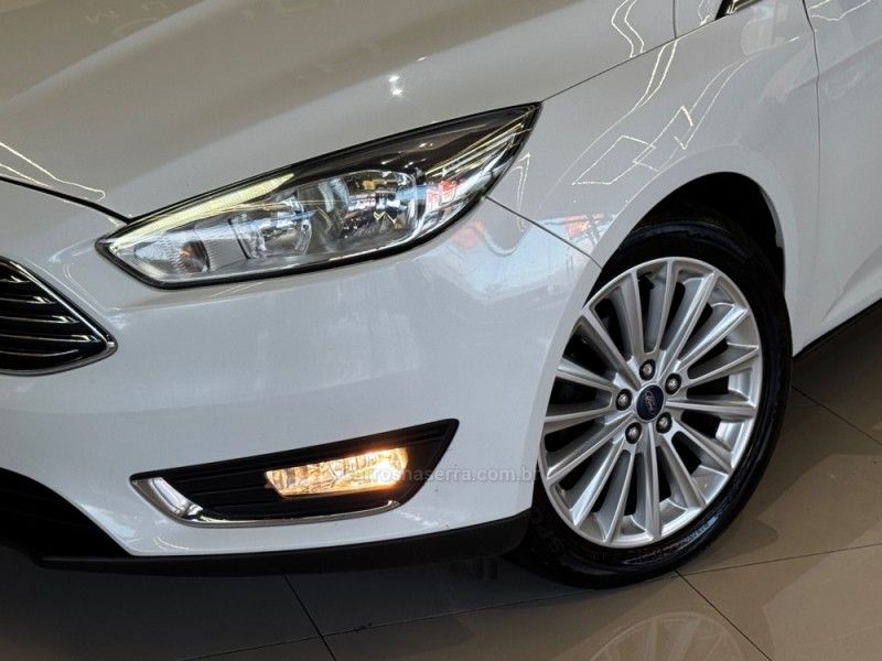 FORD FOCUS 2.0 TITANIUM PLUS FASTBACK 16V 2016/2017 GRIFFCAR MULTIMARCAS DOIS IRMÃOS / Carros no Vale FORD FOCUS 2.0 TITANIUM PLUS FASTBACK 16V 2016/2017 GRIFFCAR MULTIMARCAS DOIS IRMÃOS / Carros no Vale