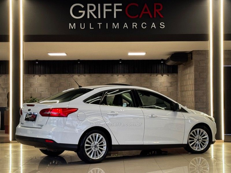 FORD FOCUS 2.0 TITANIUM PLUS FASTBACK 16V 2016/2017 GRIFFCAR MULTIMARCAS DOIS IRMÃOS / Carros no Vale FORD FOCUS 2.0 TITANIUM PLUS FASTBACK 16V 2016/2017 GRIFFCAR MULTIMARCAS DOIS IRMÃOS / Carros no Vale