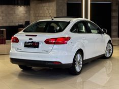 FORD FOCUS 2.0 TITANIUM PLUS FASTBACK 16V 2016/2017 GRIFFCAR MULTIMARCAS DOIS IRMÃOS / Carros no Vale