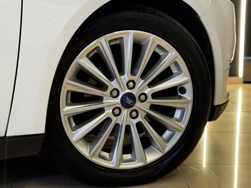 FORD FOCUS 2.0 TITANIUM PLUS FASTBACK 16V 2016/2017 GRIFFCAR MULTIMARCAS DOIS IRMÃOS / Carros no Vale FORD FOCUS 2.0 TITANIUM PLUS FASTBACK 16V 2016/2017 GRIFFCAR MULTIMARCAS DOIS IRMÃOS / Carros no Vale