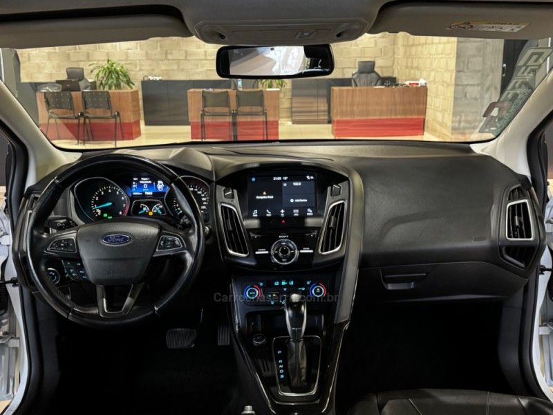 FORD FOCUS 2.0 TITANIUM PLUS FASTBACK 16V 2016/2017 GRIFFCAR MULTIMARCAS DOIS IRMÃOS / Carros no Vale FORD FOCUS 2.0 TITANIUM PLUS FASTBACK 16V 2016/2017 GRIFFCAR MULTIMARCAS DOIS IRMÃOS / Carros no Vale