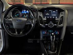 FORD FOCUS 2.0 TITANIUM PLUS FASTBACK 16V 2016/2017 GRIFFCAR MULTIMARCAS DOIS IRMÃOS / Carros no Vale