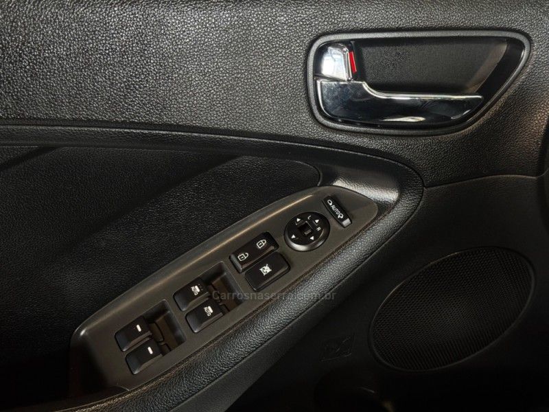 KIA CERATO 1.6 16V SX4 2016/2017 GRIFFCAR MULTIMARCAS DOIS IRMÃOS / Carros no Vale KIA CERATO 1.6 16V SX4 2016/2017 GRIFFCAR MULTIMARCAS DOIS IRMÃOS / Carros no Vale