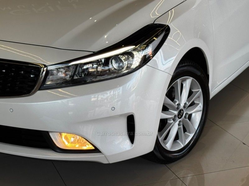 KIA CERATO 1.6 16V SX4 2016/2017 GRIFFCAR MULTIMARCAS DOIS IRMÃOS / Carros no Vale KIA CERATO 1.6 16V SX4 2016/2017 GRIFFCAR MULTIMARCAS DOIS IRMÃOS / Carros no Vale