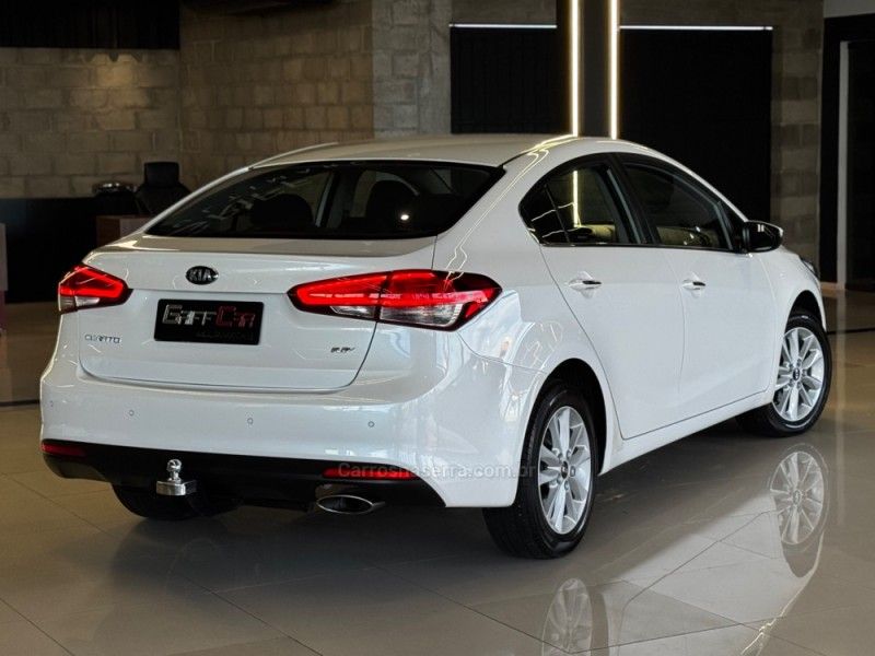 KIA CERATO 1.6 16V SX4 2016/2017 GRIFFCAR MULTIMARCAS DOIS IRMÃOS / Carros no Vale KIA CERATO 1.6 16V SX4 2016/2017 GRIFFCAR MULTIMARCAS DOIS IRMÃOS / Carros no Vale