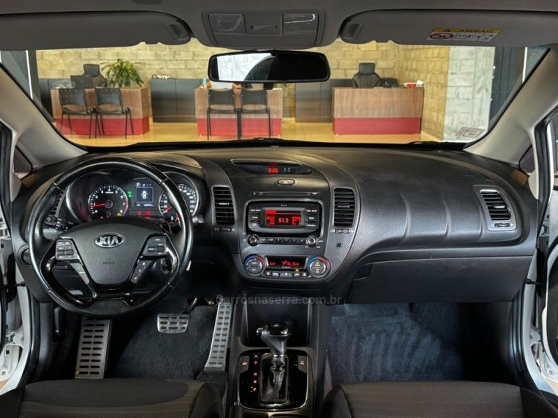 KIA CERATO 1.6 16V SX4 2016/2017 GRIFFCAR MULTIMARCAS DOIS IRMÃOS / Carros no Vale KIA CERATO 1.6 16V SX4 2016/2017 GRIFFCAR MULTIMARCAS DOIS IRMÃOS / Carros no Vale