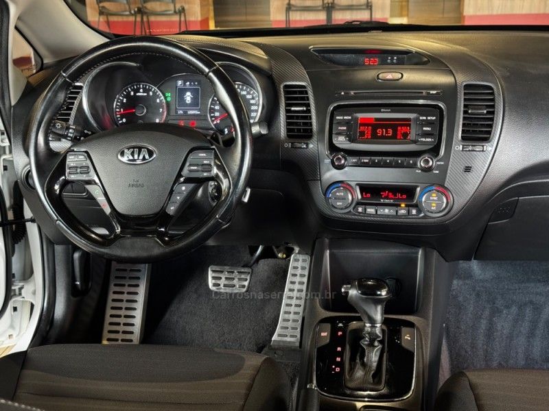 KIA CERATO 1.6 16V SX4 2016/2017 GRIFFCAR MULTIMARCAS DOIS IRMÃOS / Carros no Vale KIA CERATO 1.6 16V SX4 2016/2017 GRIFFCAR MULTIMARCAS DOIS IRMÃOS / Carros no Vale