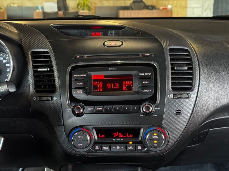 KIA CERATO 1.6 16V SX4 2016/2017 GRIFFCAR MULTIMARCAS DOIS IRMÃOS / Carros no Vale KIA CERATO 1.6 16V SX4 2016/2017 GRIFFCAR MULTIMARCAS DOIS IRMÃOS / Carros no Vale