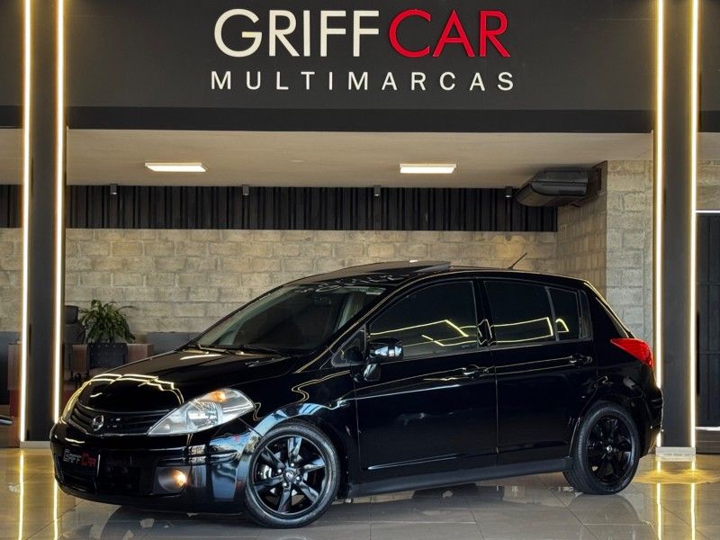 NISSAN TIIDA 1.8 SL 16V 2010/2011 GRIFFCAR MULTIMARCAS DOIS IRMÃOS / Carros no Vale