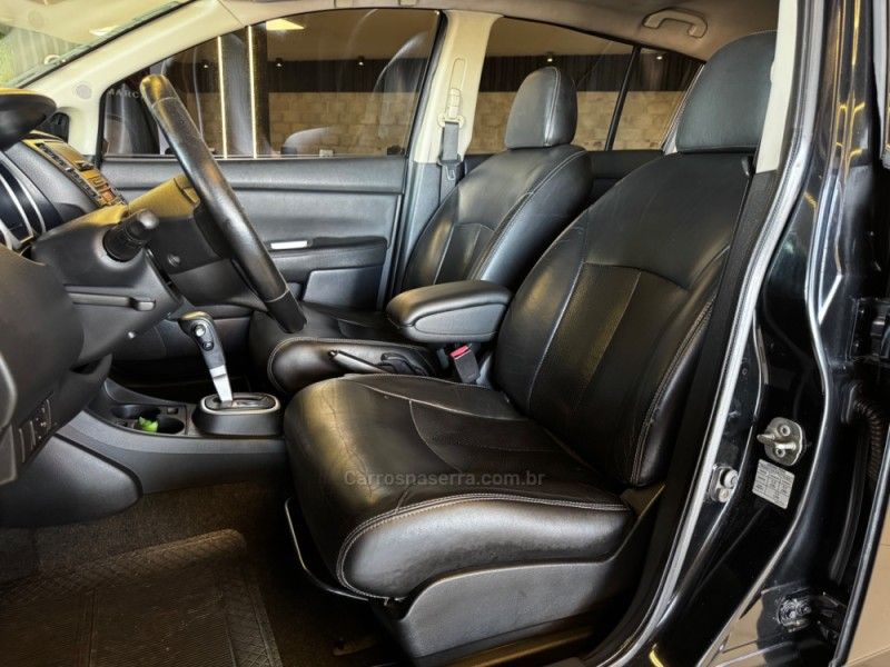 NISSAN TIIDA 1.8 SL 16V 2010/2011 GRIFFCAR MULTIMARCAS DOIS IRMÃOS / Carros no Vale