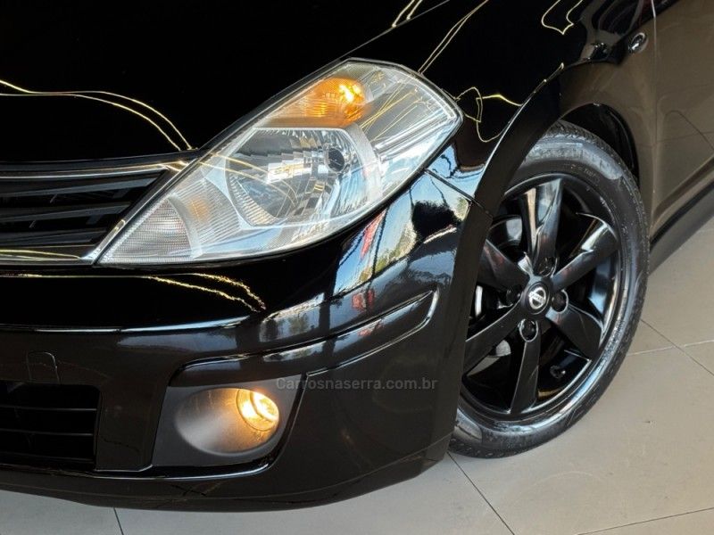 NISSAN TIIDA 1.8 SL 16V 2010/2011 GRIFFCAR MULTIMARCAS DOIS IRMÃOS / Carros no Vale