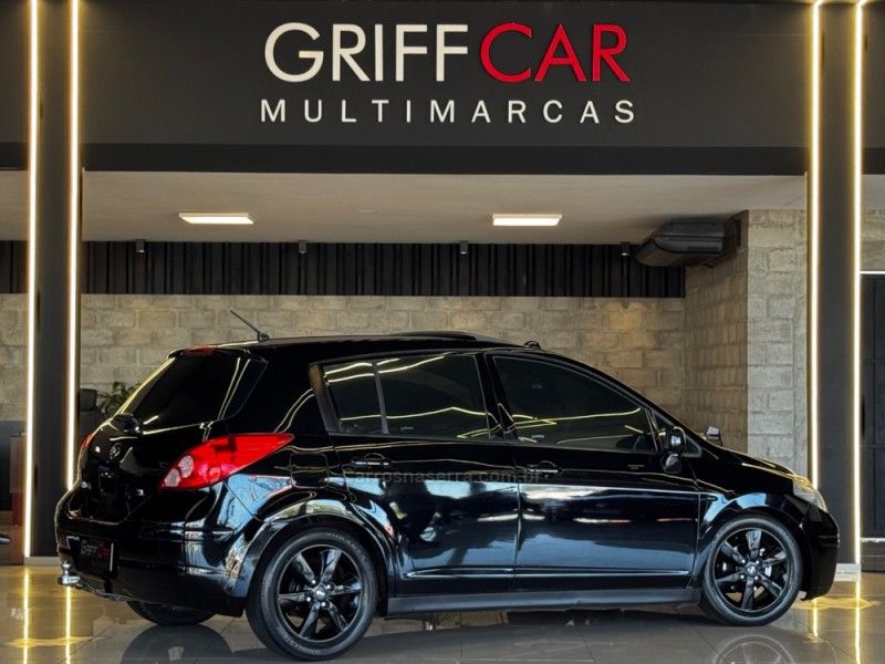NISSAN TIIDA 1.8 SL 16V 2010/2011 GRIFFCAR MULTIMARCAS DOIS IRMÃOS / Carros no Vale