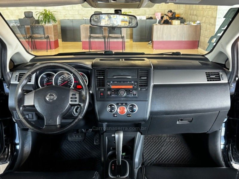NISSAN TIIDA 1.8 SL 16V 2010/2011 GRIFFCAR MULTIMARCAS DOIS IRMÃOS / Carros no Vale