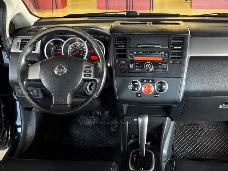 NISSAN TIIDA 1.8 SL 16V 2010/2011 GRIFFCAR MULTIMARCAS DOIS IRMÃOS / Carros no Vale