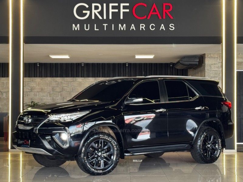 TOYOTA HILUX SW4 2.8 SRX 4X4 16V TURBO INTERCOOLER 2016/2017 GRIFFCAR MULTIMARCAS DOIS IRMÃOS / Carros no Vale