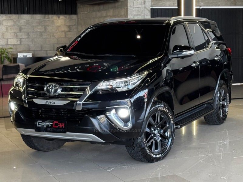 TOYOTA HILUX SW4 2.8 SRX 4X4 16V TURBO INTERCOOLER 2016/2017 GRIFFCAR MULTIMARCAS DOIS IRMÃOS / Carros no Vale