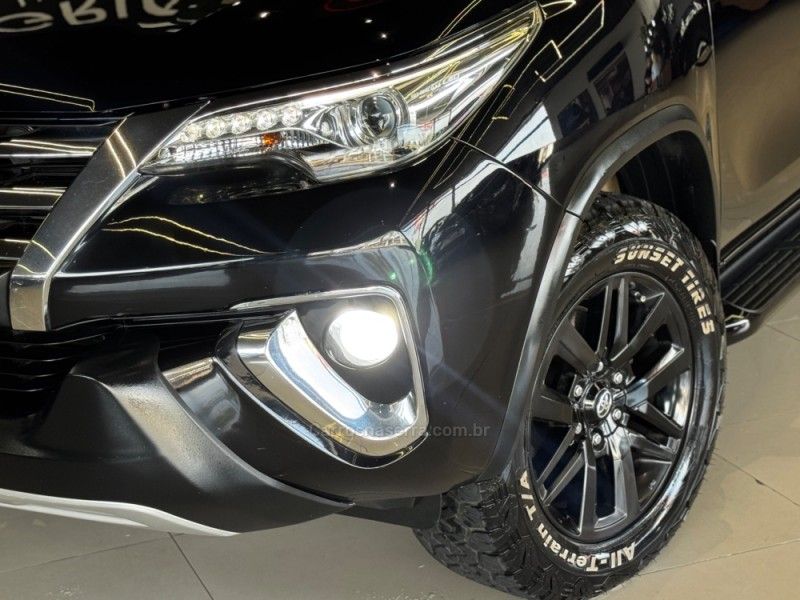 TOYOTA HILUX SW4 2.8 SRX 4X4 16V TURBO INTERCOOLER 2016/2017 GRIFFCAR MULTIMARCAS DOIS IRMÃOS / Carros no Vale