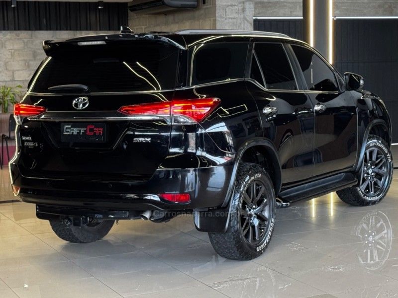 TOYOTA HILUX SW4 2.8 SRX 4X4 16V TURBO INTERCOOLER 2016/2017 GRIFFCAR MULTIMARCAS DOIS IRMÃOS / Carros no Vale