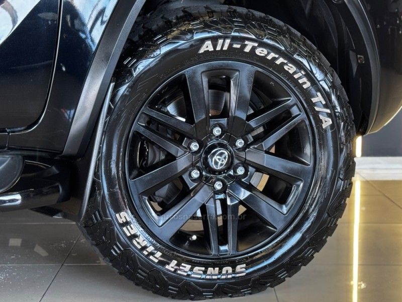 TOYOTA HILUX SW4 2.8 SRX 4X4 16V TURBO INTERCOOLER 2016/2017 GRIFFCAR MULTIMARCAS DOIS IRMÃOS / Carros no Vale