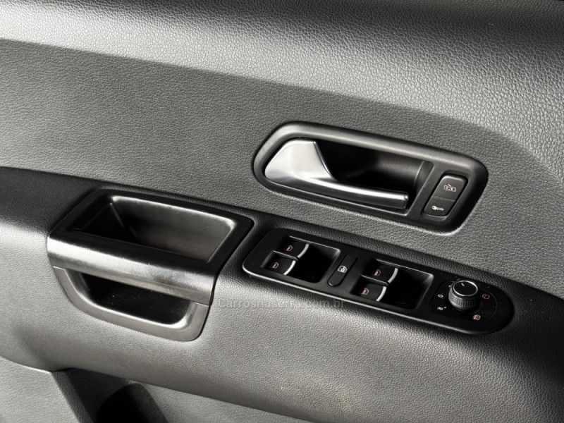 VOLKSWAGEN AMAROK 2.0 HIGHLINE 4X4 CD 16V TURBO INTERCOOLER 2017/2017 GRIFFCAR MULTIMARCAS DOIS IRMÃOS / Carros no Vale VOLKSWAGEN AMAROK 2.0 HIGHLINE 4X4 CD 16V TURBO INTERCOOLER 2017/2017 GRIFFCAR MULTIMARCAS DOIS IRMÃOS / Carros no Vale