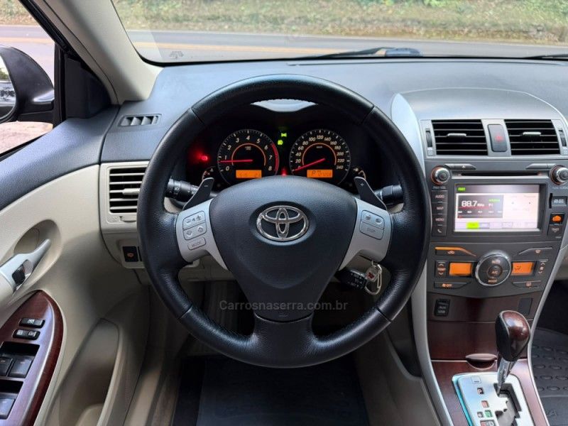 TOYOTA COROLLA 2.0 ALTIS 16V 2013/2014 KASPER VEÍCULOS DOIS IRMÃOS / Carros no Vale