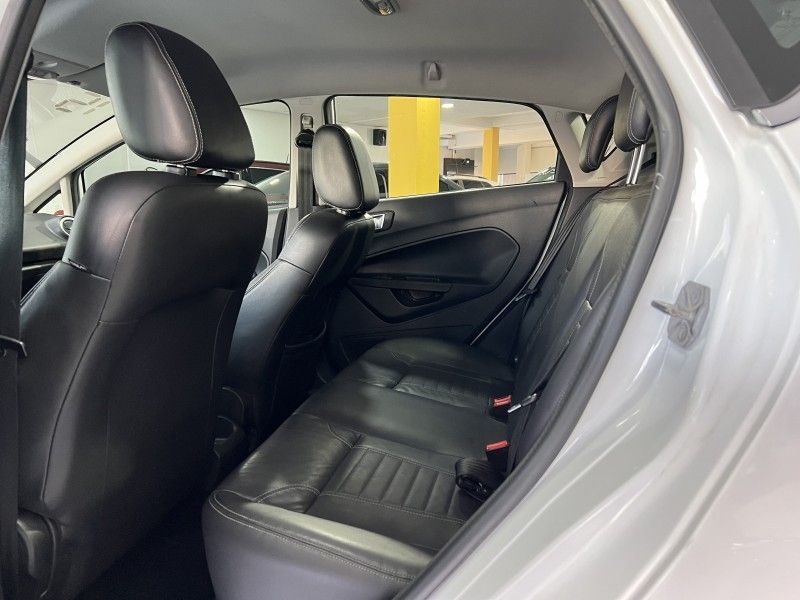 FORD FIESTA 1.6 TITANIUM HATCH 16V 2015/2015 PRIME MULTIMARCAS CAXIAS DO SUL / Carros no Vale FORD FIESTA 1.6 TITANIUM HATCH 16V 2015/2015 PRIME MULTIMARCAS CAXIAS DO SUL / Carros no Vale