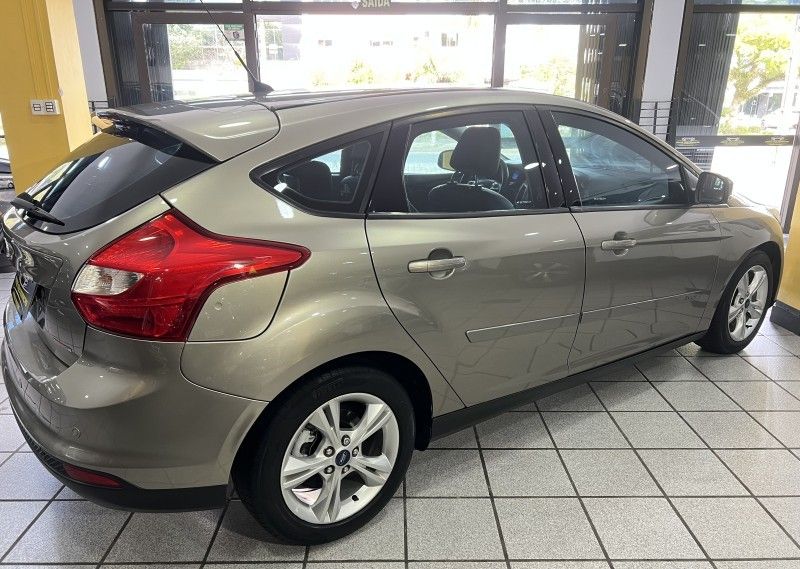 FORD FOCUS 1.6 SE HATCH 16V 2014/2015 PRIME MULTIMARCAS CAXIAS DO SUL / Carros no Vale