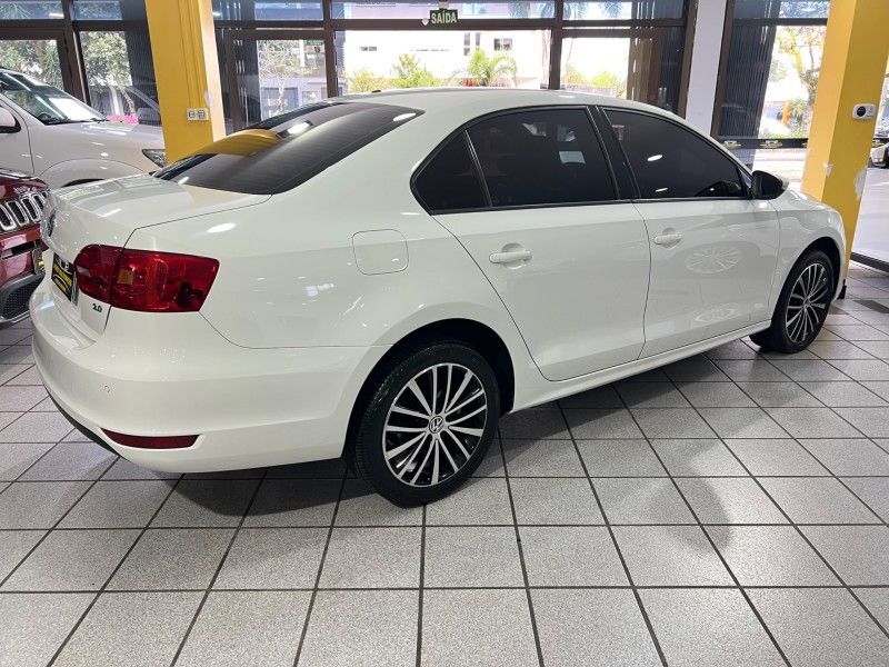 VOLKSWAGEN JETTA 2.0 COMFORTLINE TIPTRONIC 2012/2012 PRIME MULTIMARCAS CAXIAS DO SUL / Carros no Vale VOLKSWAGEN JETTA 2.0 COMFORTLINE TIPTRONIC 2012/2012 PRIME MULTIMARCAS CAXIAS DO SUL / Carros no Vale