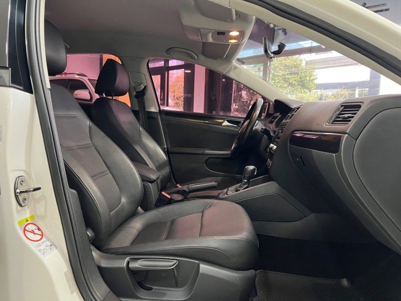 VOLKSWAGEN JETTA 2.0 COMFORTLINE TIPTRONIC 2012/2012 PRIME MULTIMARCAS CAXIAS DO SUL / Carros no Vale VOLKSWAGEN JETTA 2.0 COMFORTLINE TIPTRONIC 2012/2012 PRIME MULTIMARCAS CAXIAS DO SUL / Carros no Vale