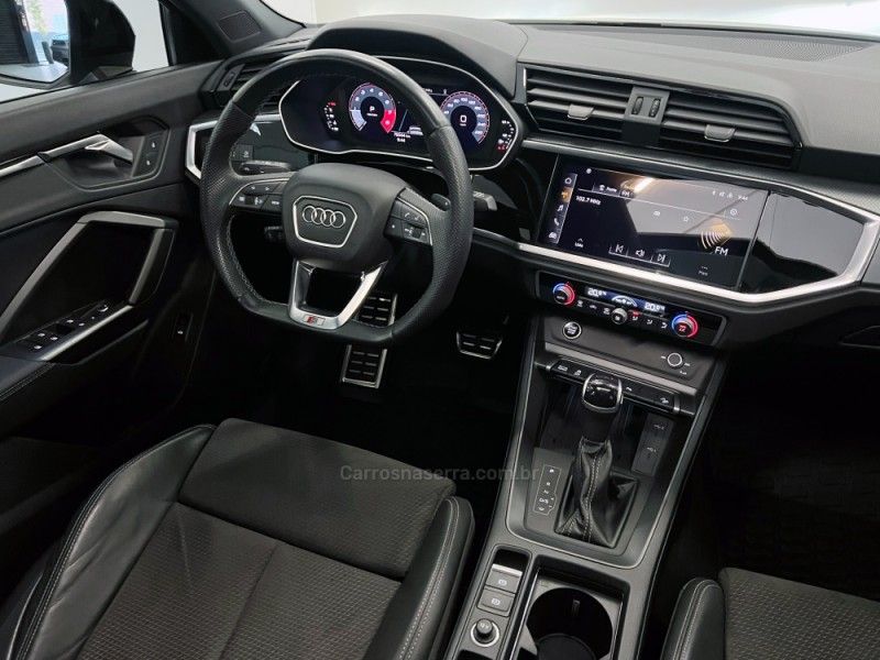 AUDI Q3 2.0 TFSI SPORTBACK PERFORMANCE BLACK QUATTRO 2022/2023 ÓTIMA CAR FLORES DA CUNHA / Carros no Vale