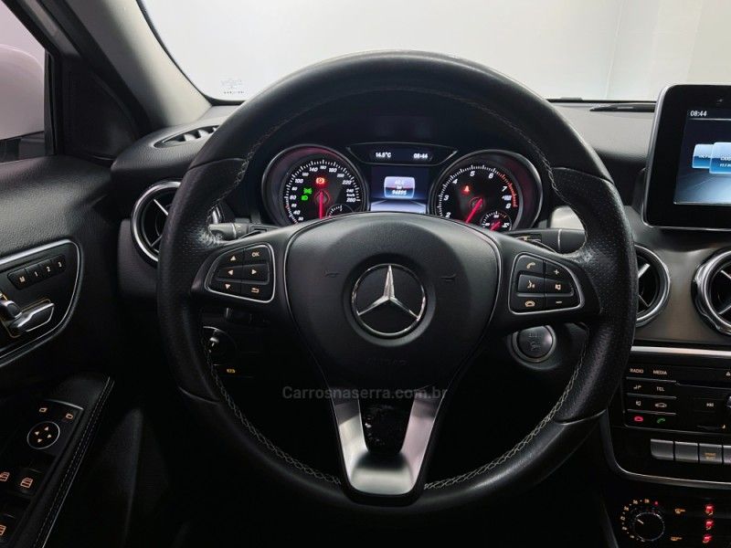 MERCEDES-BENZ GLA 200 1.6 CGI ADVANCE 16V TURBO 2018/2018 ÓTIMA CAR FLORES DA CUNHA / Carros no Vale