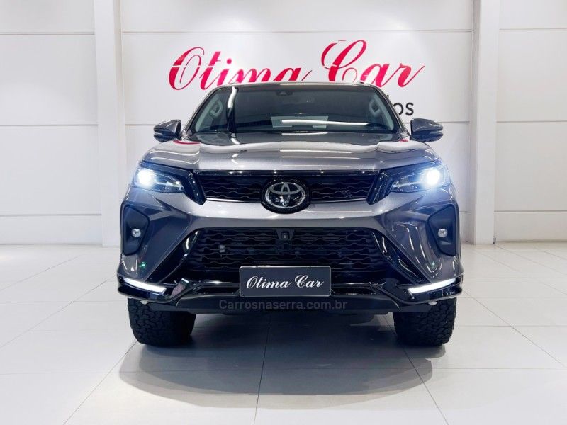 TOYOTA HILUX SW4 2.8 4X4 SRX PLATINUM TURBO 7 LUGARES 2023/2024 ÓTIMA CAR FLORES DA CUNHA / Carros no Vale TOYOTA HILUX SW4 2.8 4X4 SRX PLATINUM TURBO 7 LUGARES 2023/2024 ÓTIMA CAR FLORES DA CUNHA / Carros no Vale