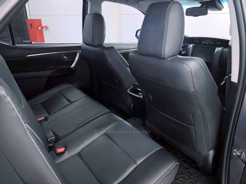 TOYOTA HILUX SW4 2.8 4X4 SRX PLATINUM TURBO 7 LUGARES 2023/2024 ÓTIMA CAR FLORES DA CUNHA / Carros no Vale TOYOTA HILUX SW4 2.8 4X4 SRX PLATINUM TURBO 7 LUGARES 2023/2024 ÓTIMA CAR FLORES DA CUNHA / Carros no Vale