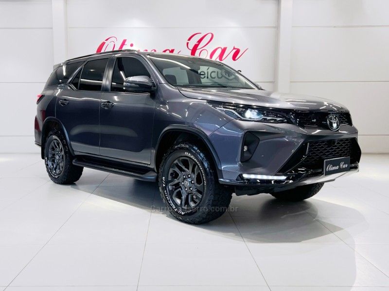 TOYOTA HILUX SW4 2.8 4X4 SRX PLATINUM TURBO 7 LUGARES 2023/2024 ÓTIMA CAR FLORES DA CUNHA / Carros no Vale TOYOTA HILUX SW4 2.8 4X4 SRX PLATINUM TURBO 7 LUGARES 2023/2024 ÓTIMA CAR FLORES DA CUNHA / Carros no Vale