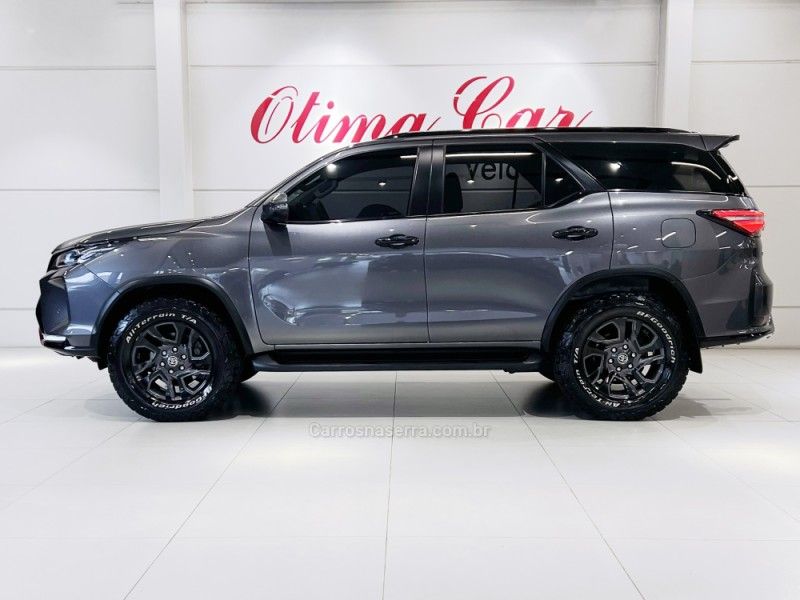 TOYOTA HILUX SW4 2.8 4X4 SRX PLATINUM TURBO 7 LUGARES 2023/2024 ÓTIMA CAR FLORES DA CUNHA / Carros no Vale TOYOTA HILUX SW4 2.8 4X4 SRX PLATINUM TURBO 7 LUGARES 2023/2024 ÓTIMA CAR FLORES DA CUNHA / Carros no Vale