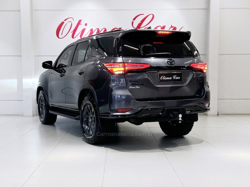 TOYOTA HILUX SW4 2.8 4X4 SRX PLATINUM TURBO 7 LUGARES 2023/2024 ÓTIMA CAR FLORES DA CUNHA / Carros no Vale TOYOTA HILUX SW4 2.8 4X4 SRX PLATINUM TURBO 7 LUGARES 2023/2024 ÓTIMA CAR FLORES DA CUNHA / Carros no Vale