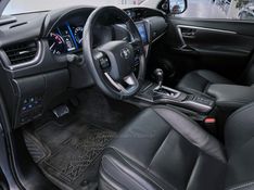 TOYOTA HILUX SW4 2.8 4X4 SRX PLATINUM TURBO 7 LUGARES 2023/2024 ÓTIMA CAR FLORES DA CUNHA / Carros no Vale