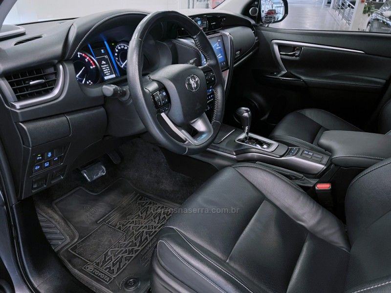 TOYOTA HILUX SW4 2.8 4X4 SRX PLATINUM TURBO 7 LUGARES 2023/2024 ÓTIMA CAR FLORES DA CUNHA / Carros no Vale TOYOTA HILUX SW4 2.8 4X4 SRX PLATINUM TURBO 7 LUGARES 2023/2024 ÓTIMA CAR FLORES DA CUNHA / Carros no Vale