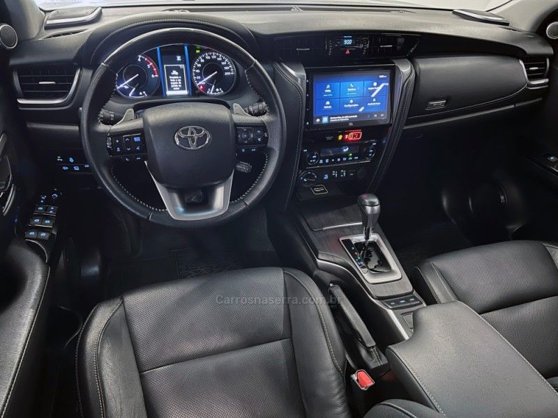 TOYOTA HILUX SW4 2.8 4X4 SRX PLATINUM TURBO 7 LUGARES 2023/2024 ÓTIMA CAR FLORES DA CUNHA / Carros no Vale TOYOTA HILUX SW4 2.8 4X4 SRX PLATINUM TURBO 7 LUGARES 2023/2024 ÓTIMA CAR FLORES DA CUNHA / Carros no Vale