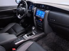 TOYOTA HILUX SW4 2.8 4X4 SRX PLATINUM TURBO 7 LUGARES 2023/2024 ÓTIMA CAR FLORES DA CUNHA / Carros no Vale