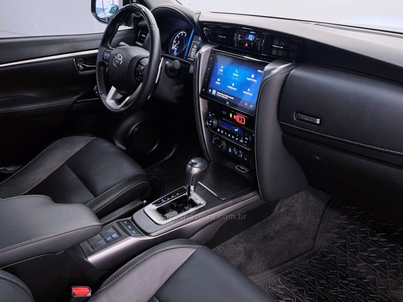 TOYOTA HILUX SW4 2.8 4X4 SRX PLATINUM TURBO 7 LUGARES 2023/2024 ÓTIMA CAR FLORES DA CUNHA / Carros no Vale TOYOTA HILUX SW4 2.8 4X4 SRX PLATINUM TURBO 7 LUGARES 2023/2024 ÓTIMA CAR FLORES DA CUNHA / Carros no Vale