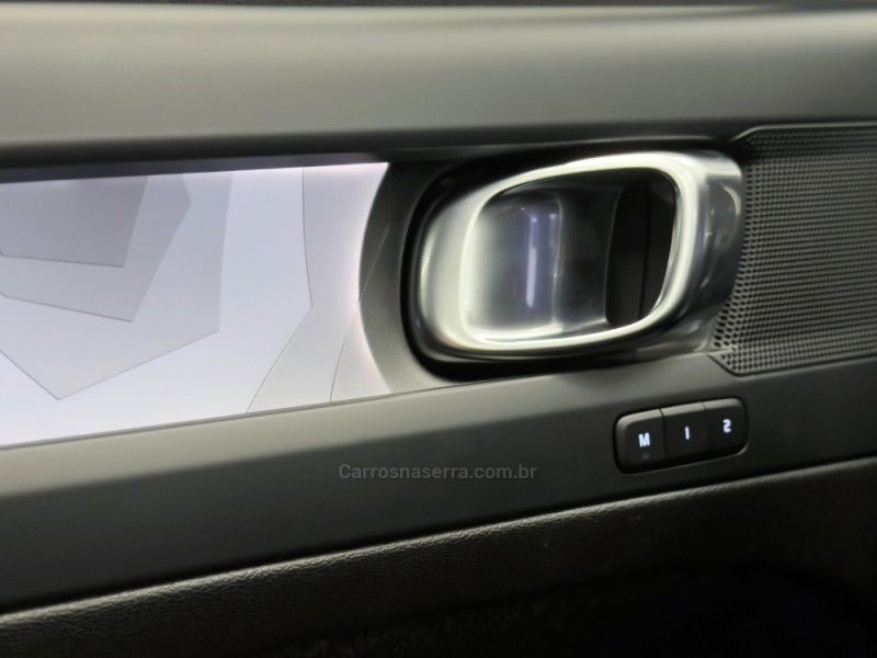 VOLVO XC 40 P6 RECHARGE ELECTRIC PLUS 2023/2024 ÓTIMA CAR FLORES DA CUNHA / Carros no Vale