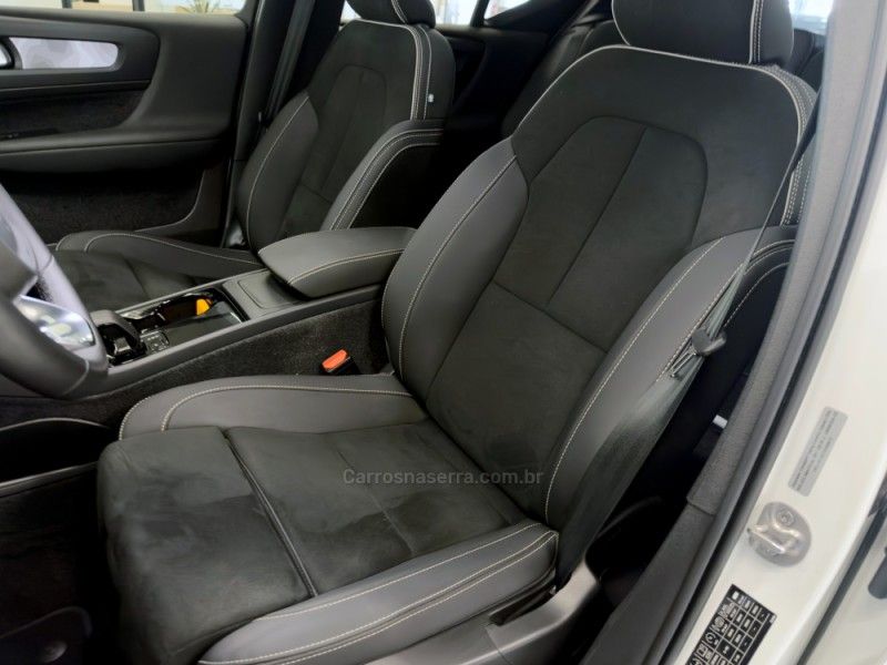 VOLVO XC 40 P6 RECHARGE ELECTRIC PLUS 2023/2024 ÓTIMA CAR FLORES DA CUNHA / Carros no Vale