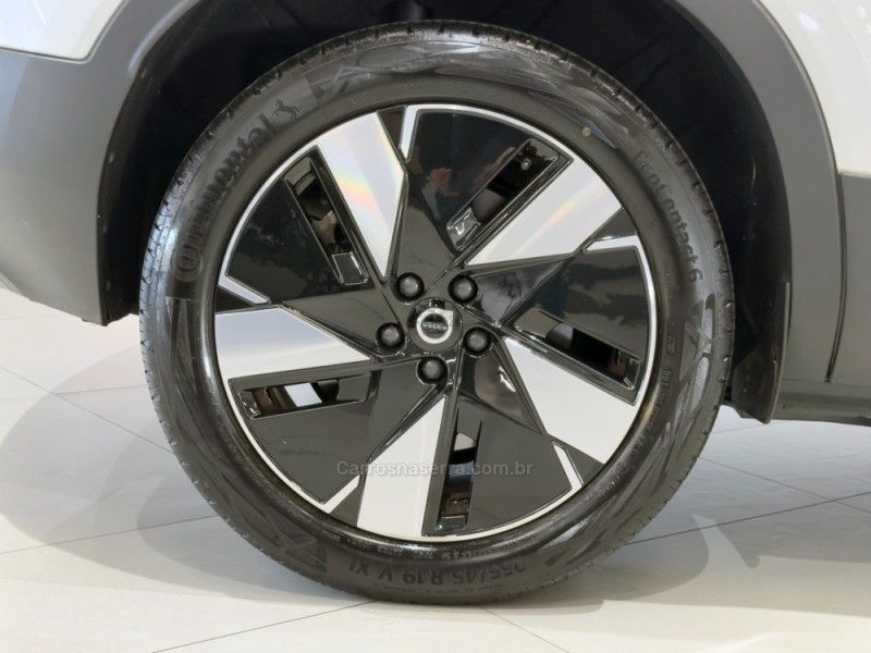 VOLVO XC 40 P6 RECHARGE ELECTRIC PLUS 2023/2024 ÓTIMA CAR FLORES DA CUNHA / Carros no Vale
