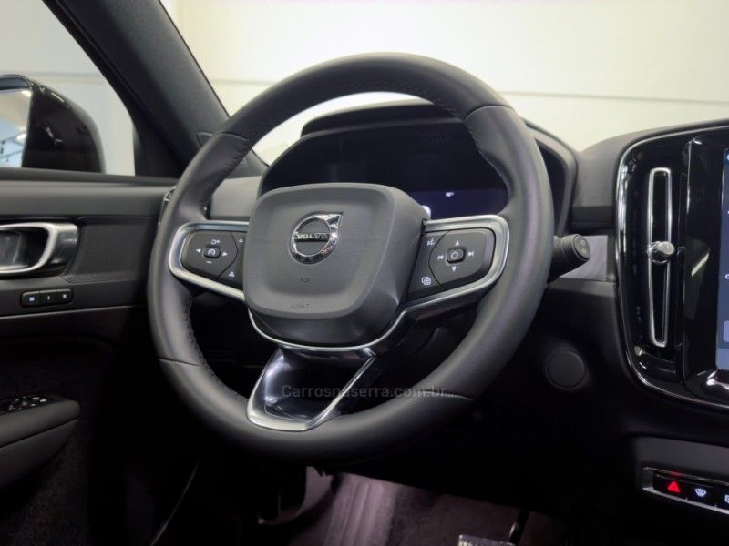 VOLVO XC 40 P6 RECHARGE ELECTRIC PLUS 2023/2024 ÓTIMA CAR FLORES DA CUNHA / Carros no Vale