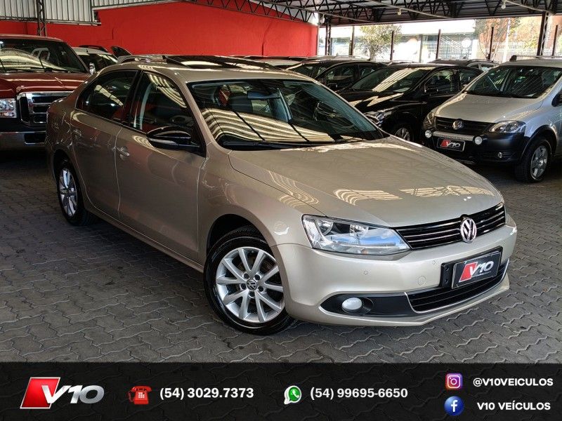 VOLKSWAGEN JETTA 2.0 COMFORTLINE TIPTRONIC 2012/2013 V10 VEÍCULOS CAXIAS DO SUL / Carros no Vale