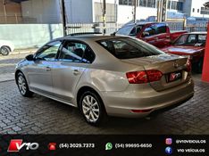 VOLKSWAGEN JETTA 2.0 COMFORTLINE TIPTRONIC 2012/2013 V10 VEÍCULOS CAXIAS DO SUL / Carros no Vale