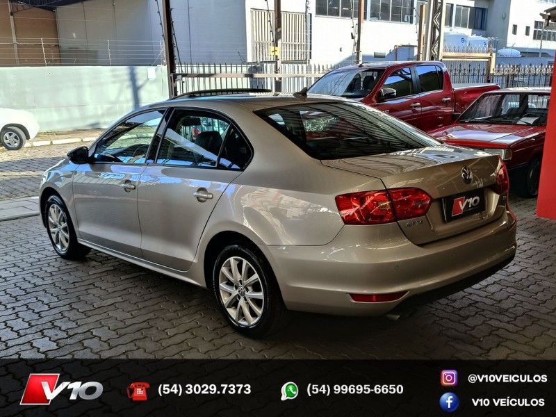 VOLKSWAGEN JETTA 2.0 COMFORTLINE TIPTRONIC 2012/2013 V10 VEÍCULOS CAXIAS DO SUL / Carros no Vale